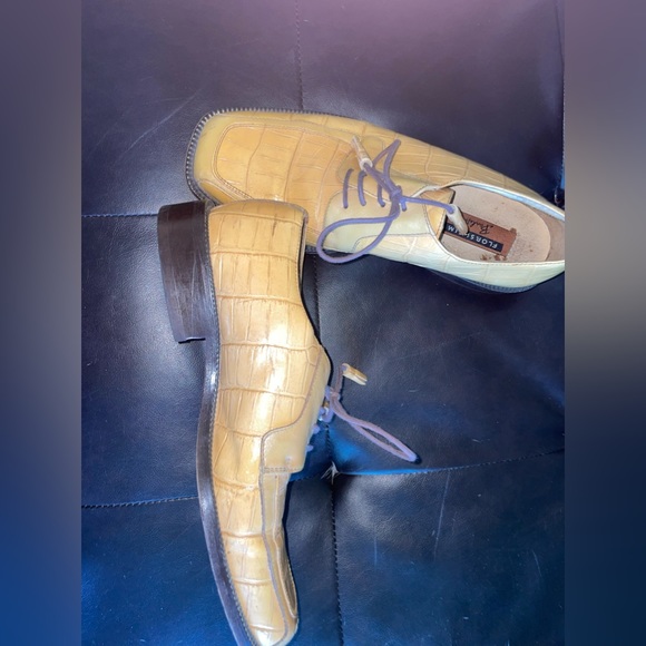 Men’s 9.5 Florsheim Barletta shoe. Yellow beige in color Caiman leather - Picture 6 of 11